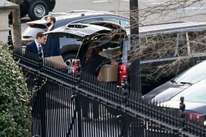 بالصور || ترامب يوضب أمتعته من البيت الأبيض وعساكر الحرس الوطني تفترش المساحات