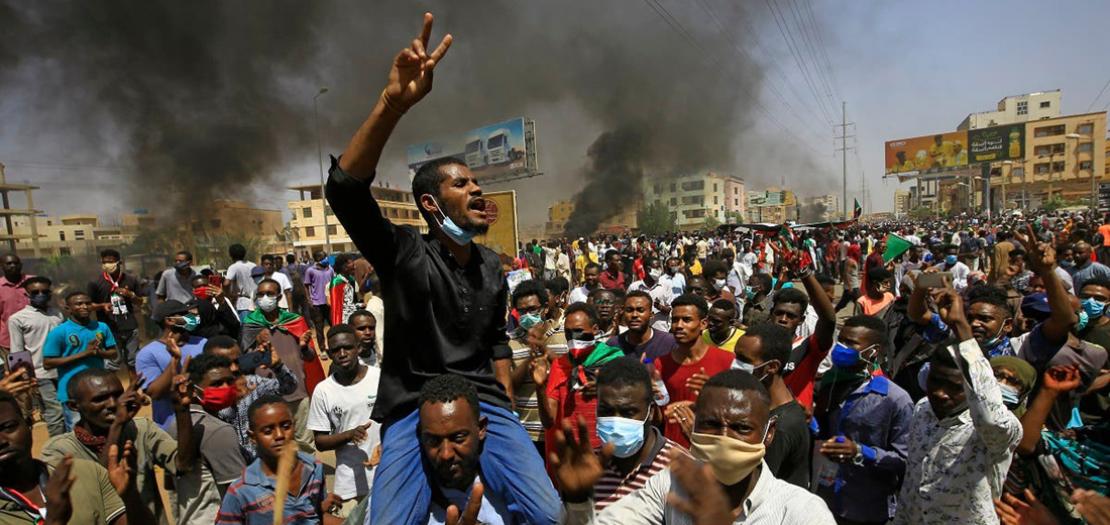 بالفيديو || احتجاجاً على تردي الأوضاع.. مظاهرات في شوارع الخرطوم تقابلها قنابل الغاز