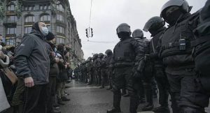 جانب من مواجهة المحتجين لقوات الامن الروسي