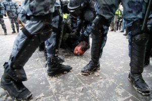 اعتقال أحد المحتجين الروس