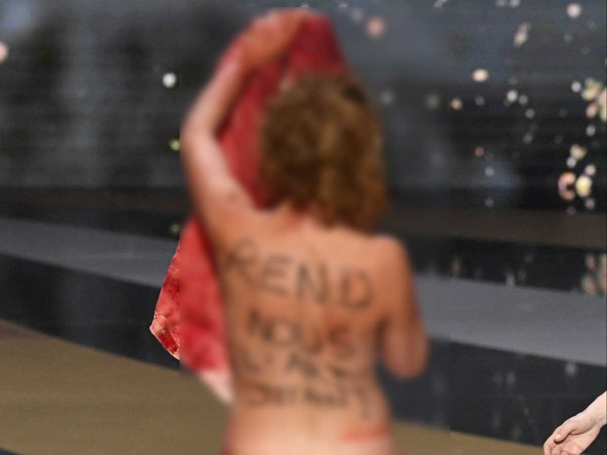 ممثلة فرنسية تتجرد من ملابسها 