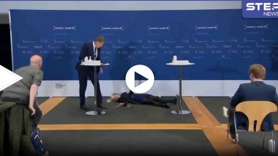 بالفيديو || مسؤولة دنماركية تسقط أرضًا خلال مؤتمر صحفي