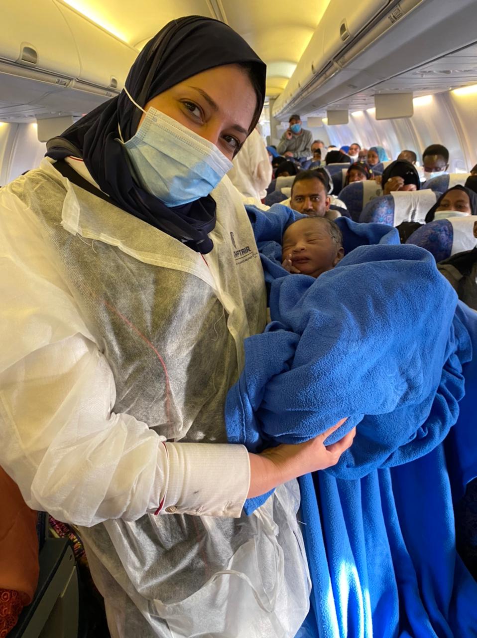امرأة تشادية تلد طفلها داخل طائرة تتبع لـ مصر للطيران 