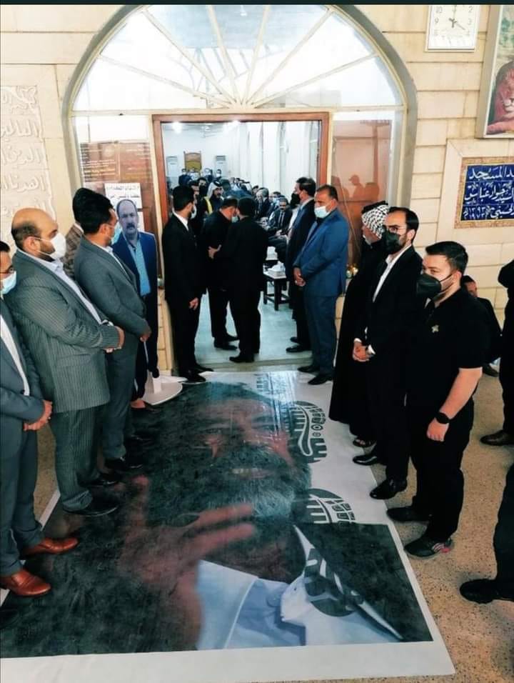  صورة كبيرة لصدام حسين على الأرض في مراسم عزاء القاضي الذي حاكمه