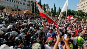 معتصمون يحاصرون منزل وزير الداخلية اللبناني ويصطدمون مع الأمن وروسيا تهاجم أوروبا بسبب لبنان