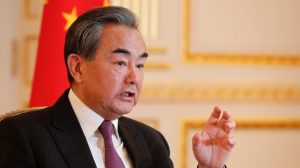 وزير الخارجية الصيني يصل الأراضي السورية تزامناً مع تحضيرات أداء القسم الرئاسي لبشار الأسد
