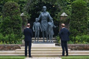 تمثال الأميرة ديانا بحضور الأميرين وليام وهاري