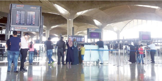 مواطنون بانتظار مسافريهم في مطار الملكة علياء الدولي ارشيفية