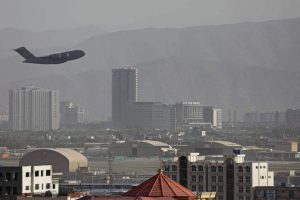 واشنطن تّحذّر من تهديدٍ "محدد وموثوق" قرب مطار كابول وتناشد مواطنيها