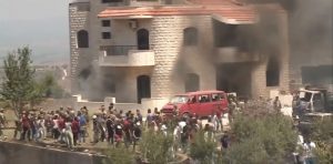 توتر في عكار.. محتجون يضرمون النار بمنزل صاحب الأرض التي انفجر فيها خزان الوقود (فيديو)