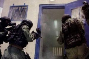 السجون الإسرائيلية تشتعل... أسرى يضرمون النار بسجن "مجدو" وقيادة سجن "النقب" تستدعي الجيش للتدخل