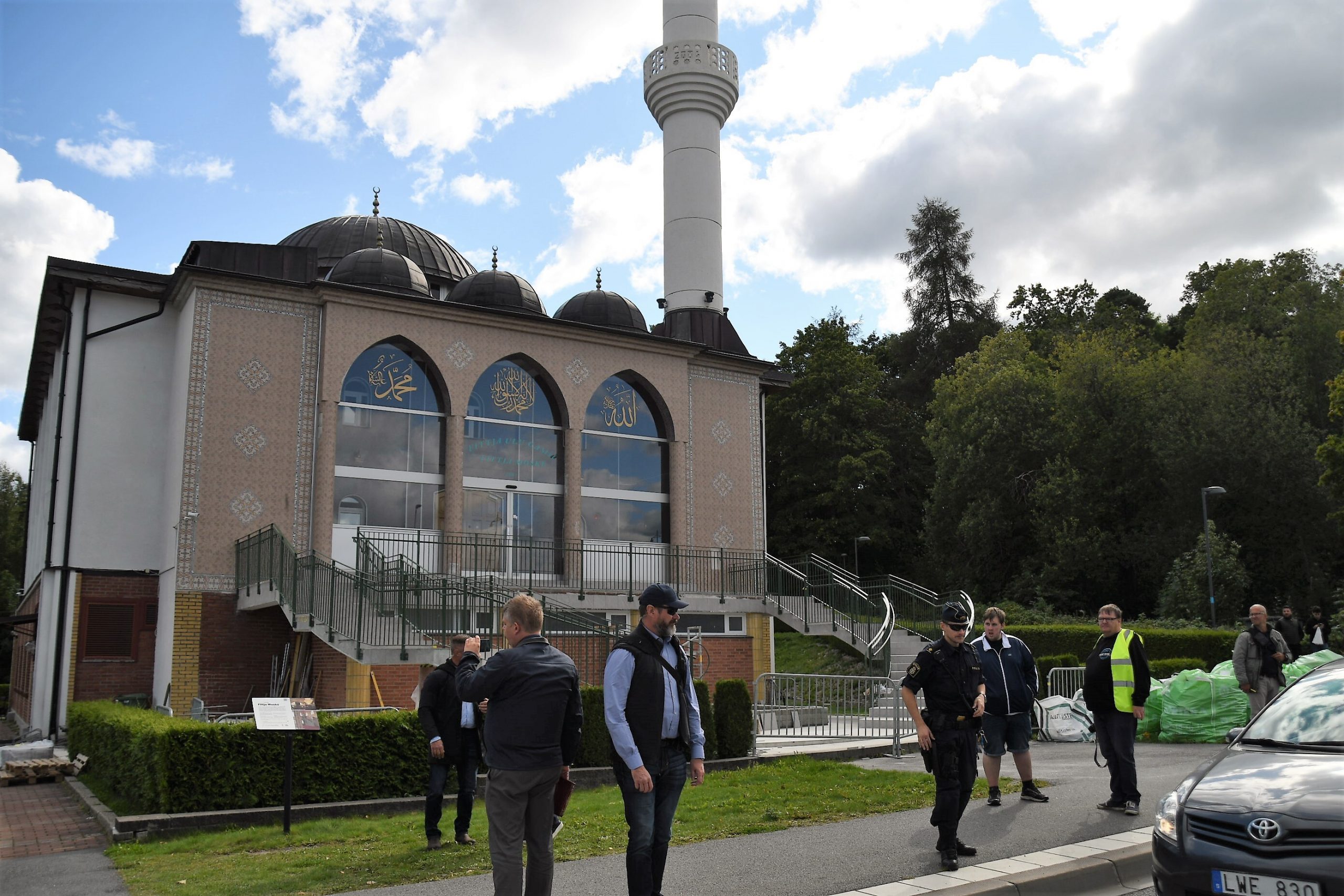 بالفيديو|| سياسي دنماركي يحاول استفزاز مسلمي السويد ويقف أمام أحد المساجد ويلقي بالقرآن الكريم أرضاً