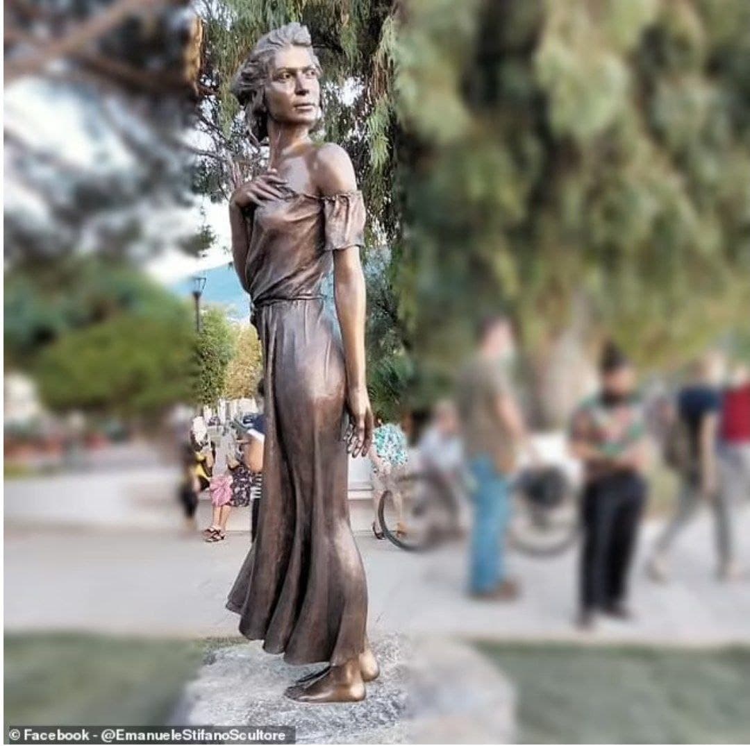 شاهد|| تمثال "مسيء ومهين" لامرأة ترتدي ملابس غير لائقة في إيطاليا يشعل الخلاف بين الجنسين