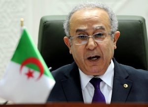 وزير الخارجية الجزائري يكشف السبب الذي قد يمكّن سوريا من حضور القمة العربية