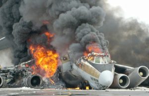 النيران تشتعل في طائرة تحطّمت في جنوب ميلانو الإيطالية ومقتل 8 من طاقمها (فيديو)