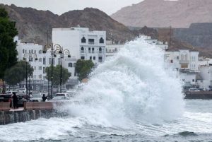 مركز الإعصار شاهين يهدد الإمارات وعُمان والأخيرة تعلن وفاة أول طفل غرقاً بإحدى ولاياتها