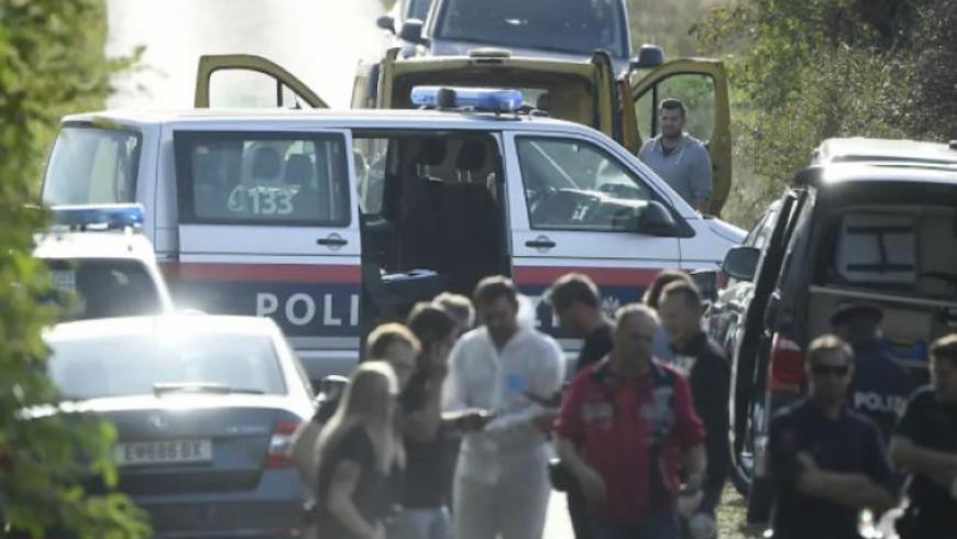 اكتشاف جثث لاجئين سوريين في حافلة تهريب بالنمسا والسائق يفر هارباً تاركاً بقية المهاجرين في قبضة الشرطة