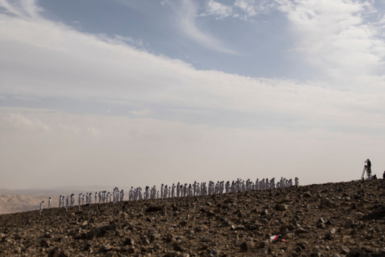 شاهد|| جلسة تصوير مثيرة للجدل.. 300 رجل وامرأة يجتمعون عراة بشكل كامل للفت الانتباه إلى احتضار البحر الميت (صور)