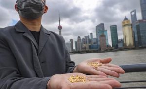 بالفيديو|| مطر الأرز من ذهب يثير موجةً من الذهول في شنغهاي.. فما علاقة الفن و"هدر الطعام"؟