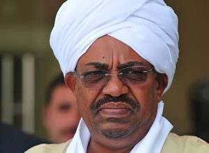 إطلاق سراح مسؤولين سودانيين سابقين بنظام الرئيس المخلوع عمر البشير ومطالبات بإطلاق سراح حمدوك