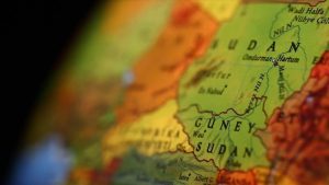 مخزون السودان من الأدوية الضرورية على وشك النفاد والحكومة تكشف السبب وتوجّه تحذيرات