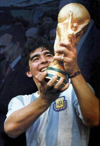1200px Maradona Mundial 86 con la copa