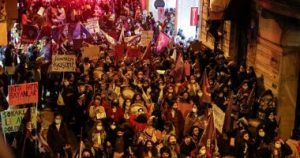 بالفيديو|| الشارع التركي يغلي على صفيحٍ ساخن.. مظاهرات غاضبة تجتاح إسطنبول تطالب أردوغان وحكومته بالاستقالة