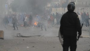 بسبب النفايات.. احتجاجات غاضبة في تونس وإحراق مركز شرطة في صفاقس (فيديو) 