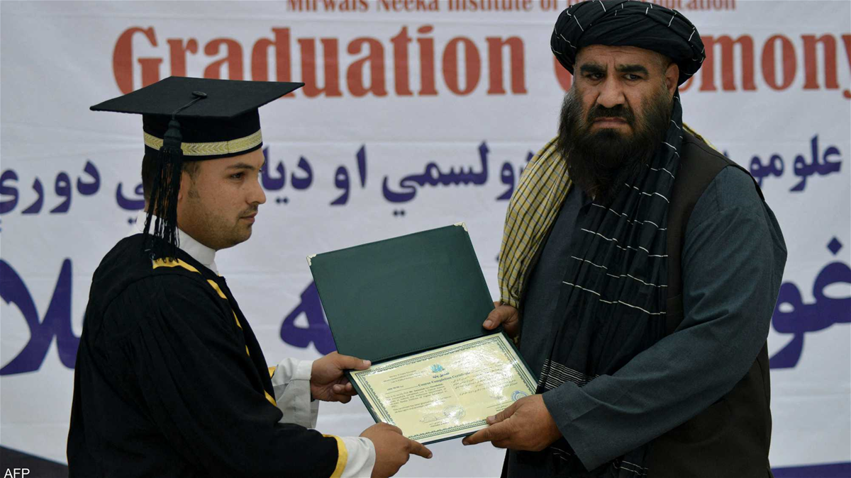 شاهد|| أول حفل تخرج جامعي مختلط في عهد طالبان.. كيف ظهرت النساء خلاله