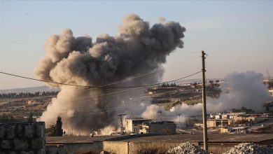شاهد || مقتل عائلة كاملة بصواريخ روسية قصفت مكان إقامتهم شمال إدلب