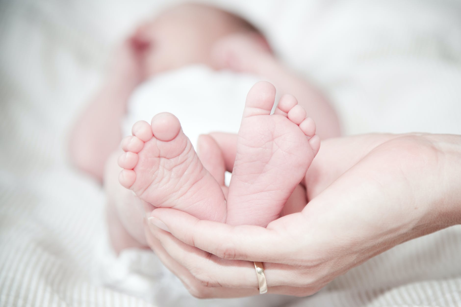 تفسير حلم ولادة ذكر بالمنام والولادة القيصرية وماذا يعني أن يلد الرجل بالمنام ؟