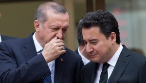 علي باباجان يفتح النار على أردوغان بتهديده حكمه ويشكو العقلية "الوصائية"
