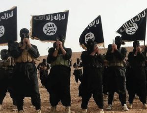 تنظيم داعش يقطع أيدي وأرجل 5 أشخاص ويصلبهم حتى الموت ويداهم حقلاً نفطياً بدير الزور
