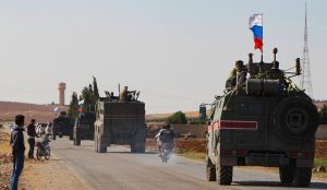 أهالي ريف عين العرب يعترضون طريق أول دورية روسية _ تركية عقب قصف المدينة الأخير (فيديو)