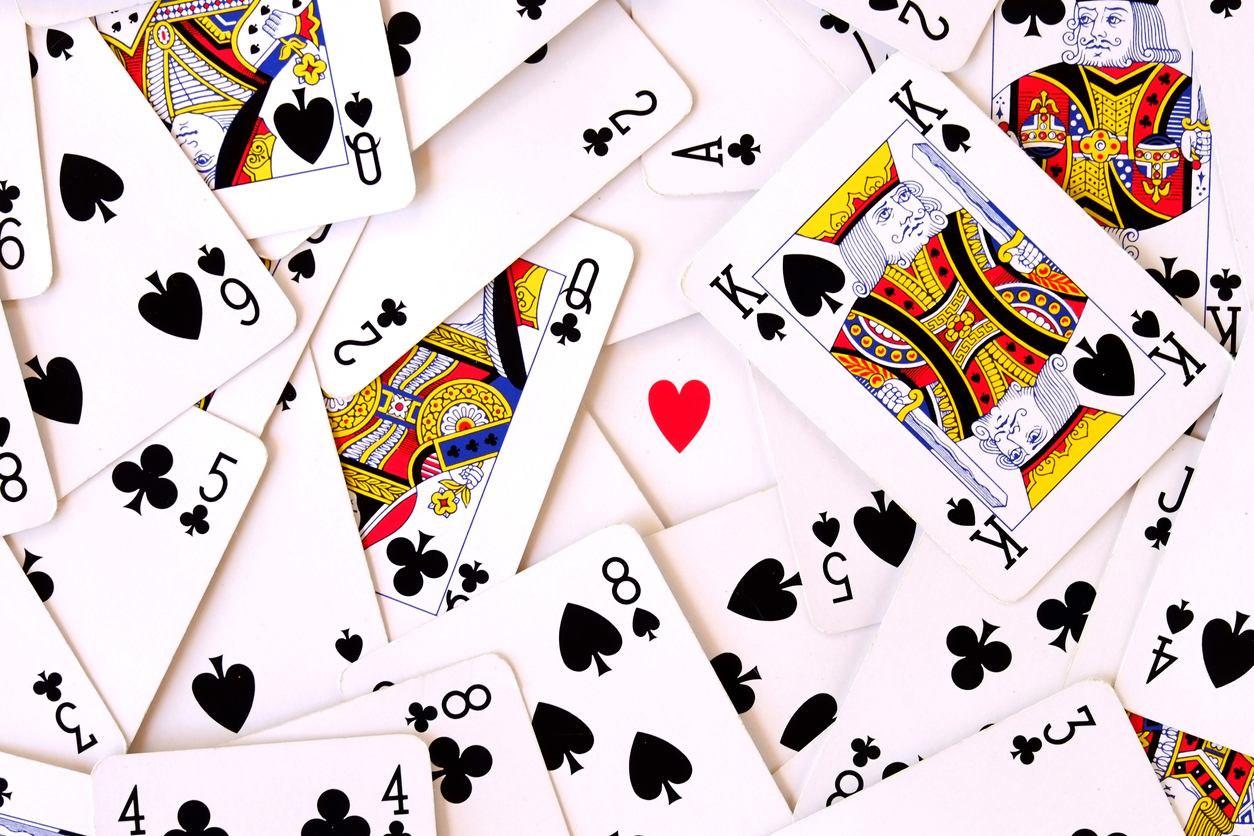ما أصول لعبة الورق "لعبة الشدة" أو الكوتشينه ولماذا عددها 52 ورقة؟