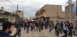 احتجاجاً على الارتفاع "الهائل" بالأسعار.. متظاهرين يقتحمون المجالس المحلية وشركات الكهرباء شمال سوريا