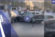بالفيديو|| سعودي "في حالة غريبة" يحطم 11 سيارة عن عمد.. ومحاكمة رجلي أمن بعد الحادثة
