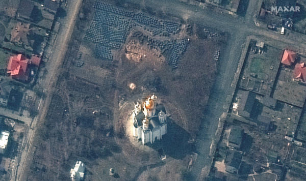 بالفيديو|| مأساة بوتشا تهز العالم.. صور الأقمار الصناعية تكشف خندقاً لمقبرة جماعية وتحركات دولية تحاصر بوتين