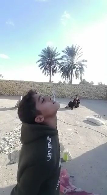 فيديو لـ أب عراقي يستعرض مهاراته في القنص على ابنه يشعل موجة غضب بين العراقيين