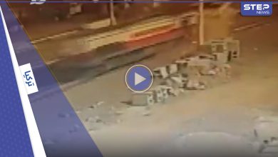 بالفيديو|| حطمها إلى أجزاء.. قطار سريع يصطدم بحافلة عمال في تركيا