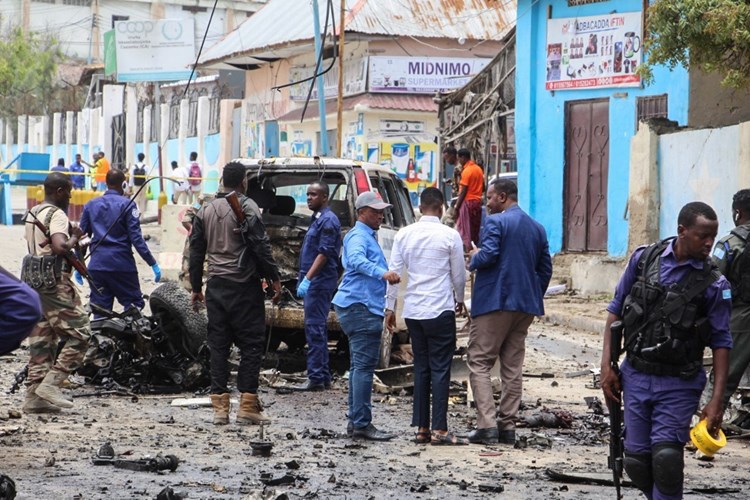 بينهم وزيران.. قتلى وجرحى بتفجير سيارة مفخخة استهدفت فندقاً جنوب الصومال (فيديو)