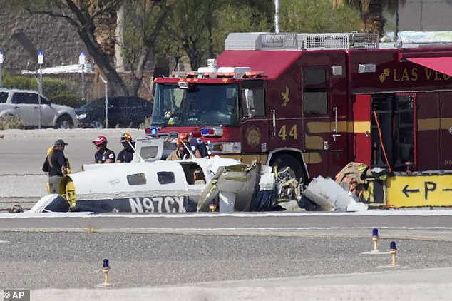 شاهد|| اصطدام طائرتين في الجو فوق مطار شمال لاس فيغاس واشتعال النيران فيهما