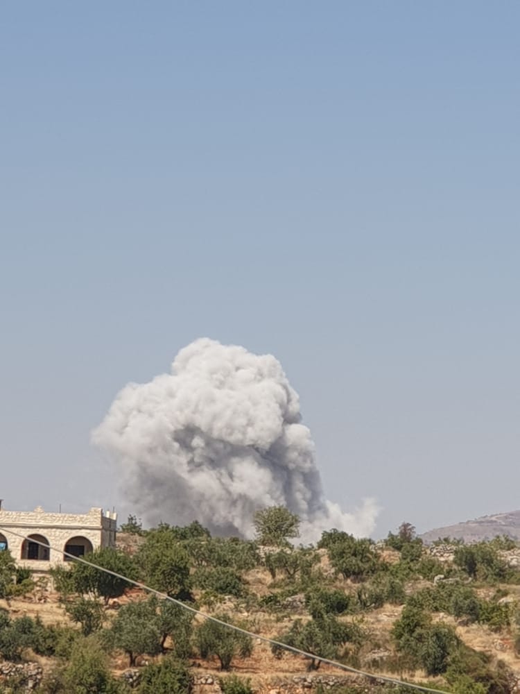 شاهد|| الطيران الحربي الروسي يقصف قرى جنوب إدلب السورية والمعارضة ترد