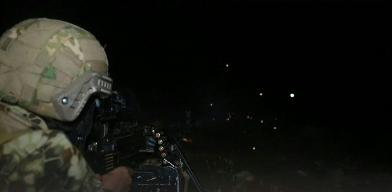 شاهد|| عرض عسكري في إدلب السورية.. هيئة تحرير الشام تخرج دورة عسكرية جاهزة للقتال