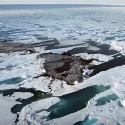 noordelijkste eiland ter wereld blijkt met grind bedekte ijsberg