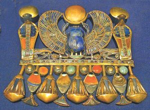 شاهد|| مصر تعرض جزءاَ من كنوز توت عنخ آمون في متحف الغردقة