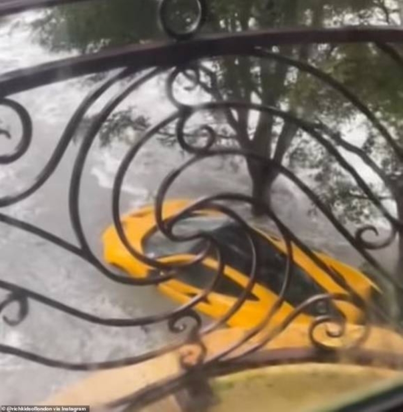 شاهد|| إعصار إيان في فلوريدا يجرف سيارة "ماكلارين" يبلغ ثمنها أكثر من مليون دولار
