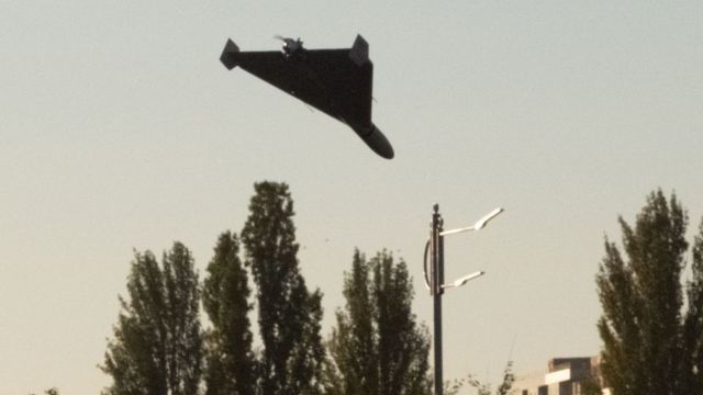 بالفيديو|| لحظة تحول طائرة "كاميكاز" لقذيفة وضرب هدف في كييف