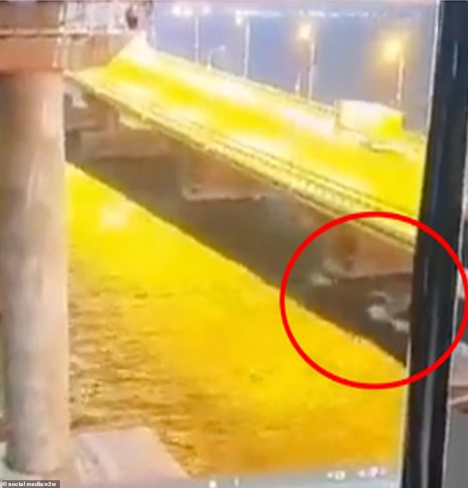 شاهد|| فيديو يرصد ظهور موجة غامضة تحت جسر القرم قبل انفجاره.. أثارت الشكوك حول السبب