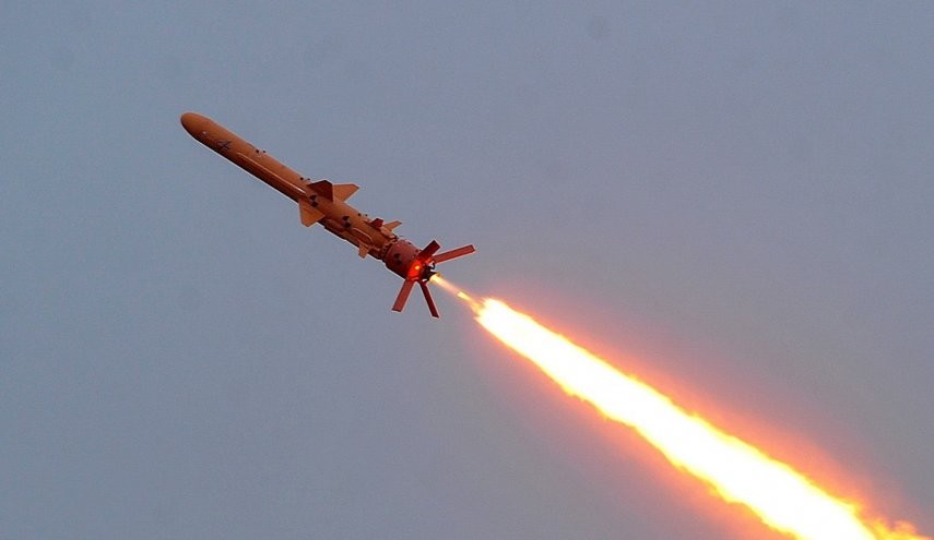شاهد|| صاروخ روسي يحلق فوق مدينة أوكرانية.. وفيديو للحظة إسقاطه